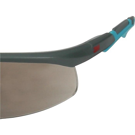 Close-up van een veiligheidsbril met getinte glazen en een grijze en turquoise poot.