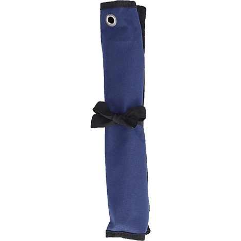 Gerolltes blaues Stoffstück mit schwarzer Schleife.