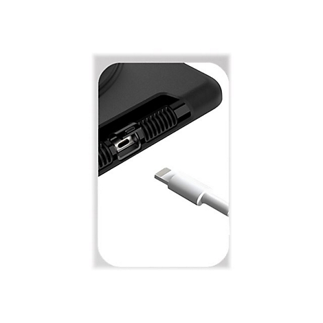 Nahaufnahme eines schwarzen Handy-Schutzgehäuses mit offener Ladebuchse und weißem Ladekabel.