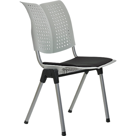 Chaise de bureau grise avec dossier perforé et coussin de siège noir.