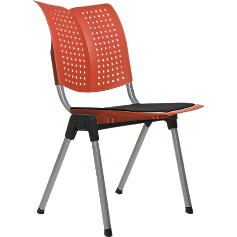 Chaise moderne avec dossier rouge, assise noire et pieds argentés. Le dossier présente de petits trous ronds.