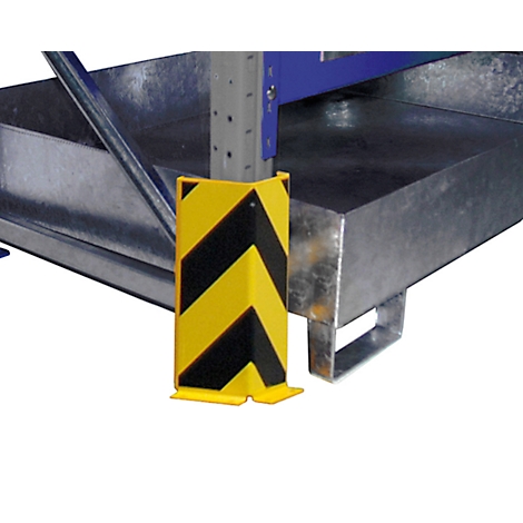 Geel en zwart hoekbescherming op metalen stelling. Opvallende veiligheidsvoorziening.