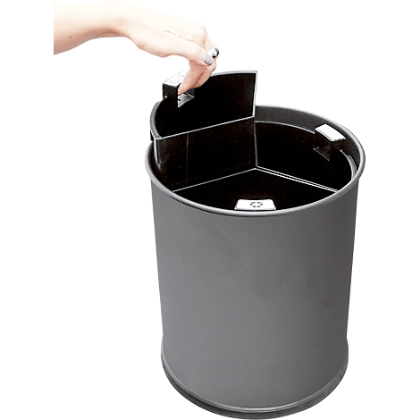 Grauer Mülleimer, eine Hand hebt eine der drei Innenklappen an.