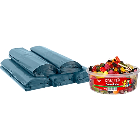 Mehrere blaue Müllsäcke liegen neben einer Schale mit Haribo Color-Rado-Gummibärchen.