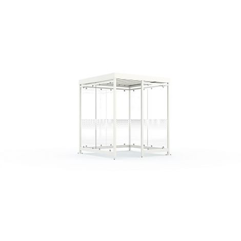 Pergola blanche avec parois vitrées et motifs décoratifs.