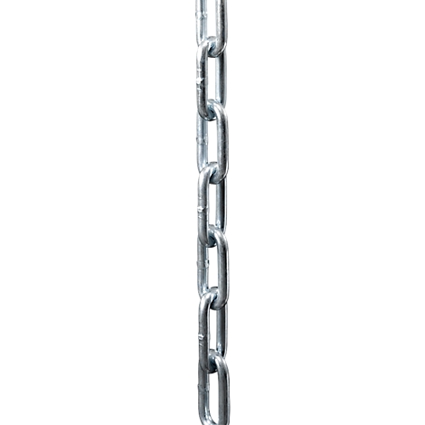 Nahaufnahme einer Kette aus Metall mit rechteckigen Gliedern. Der Hintergrund ist weiß.