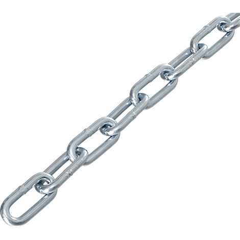 Kette aus Metall, diagonal von unten links nach oben rechts. Hintergrund weiß.