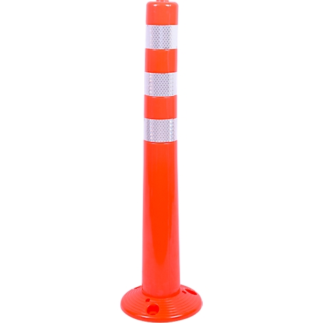 Leuchtend orangefarbener Leitpfosten mit drei reflektierenden silbernen Streifen auf weissem Hintergrund.