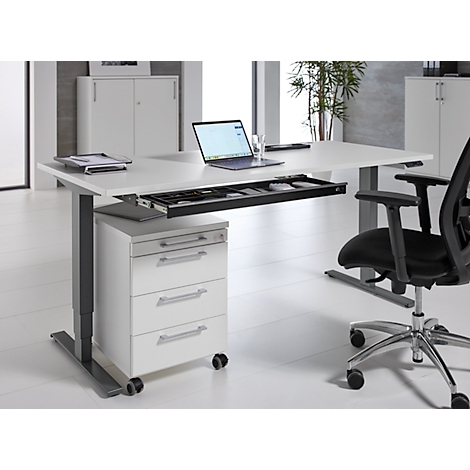 Witte bureau met laptop, pennenhouder en lade, naast een zwarte bureaustoel.