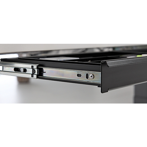 Close-up van een zwarte lade die uit een meubelstuk wordt getrokken. De metalen geleiderail en schroeven zijn zichtbaar.