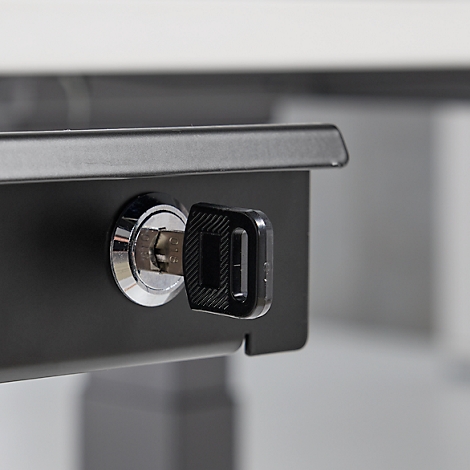 Close-up van een slot met een sleutel in een metalen element.