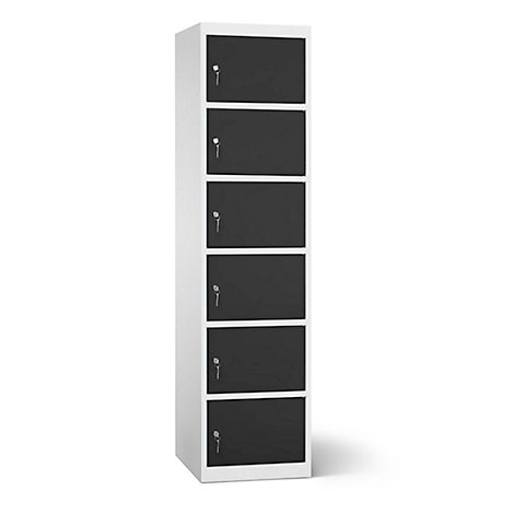 Een hoge kast, wit met zes zwarte deuren. Elke deur heeft een sleutelgat.