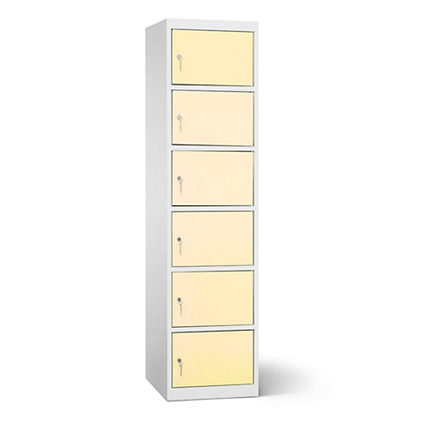 Een hoge, witte kast met zes gele deuren en sloten. Schaduw.