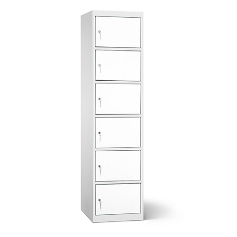 Een witte locker met zes compartimenten, elk met een sleutelgat en een sleutel.