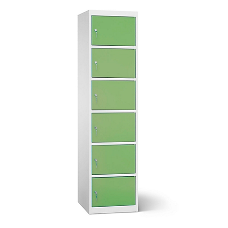 Een witte kast met zes groene deuren, elk met een sleutelgat.