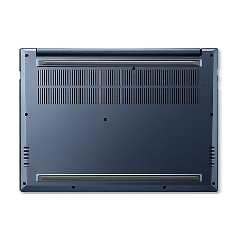 Draufsicht auf die Unterseite eines blauen Laptops. Lüftungsschlitze und Schrauben sind sichtbar.
