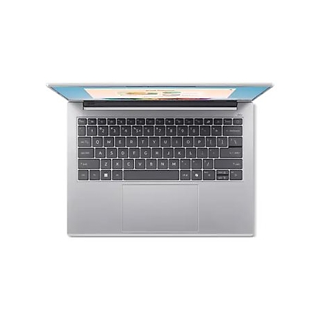 Draufsicht auf einen silberfarbenen Laptop, der geöffnet auf weißem Hintergrund liegt.