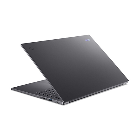 Dunkelgraues Acer Laptop in halb geschlossener Position vor weißem Hintergrund.