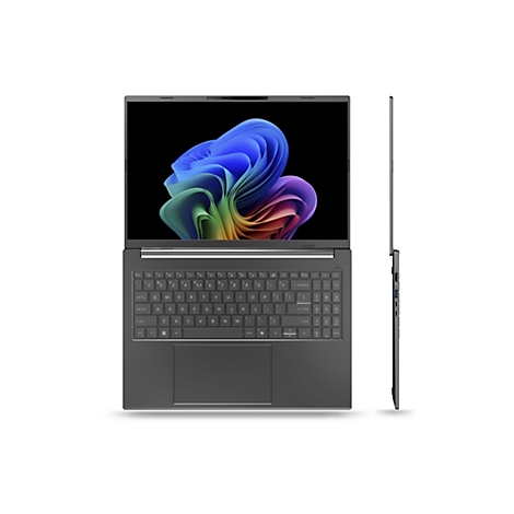 Dunkelgraues Laptop, geöffnet, von oben und der Seite abgebildet. Auf dem Bildschirm ein farbenfrohes, abstraktes Muster.