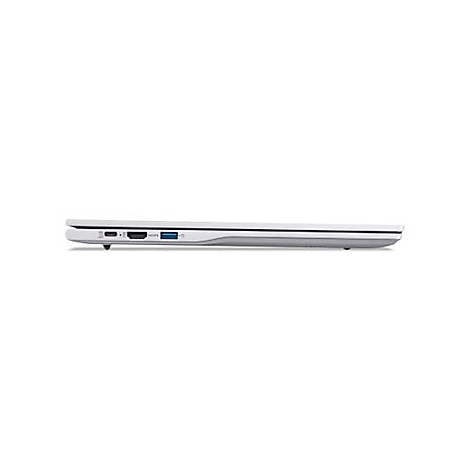 Seitenansicht eines silbernen Laptops mit verschiedenen Anschlüssen, die sich auf weißem Grund befinden.