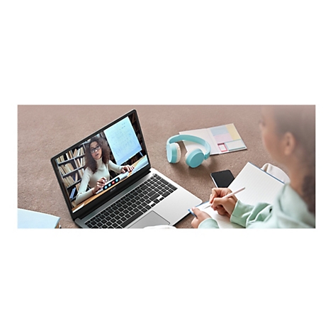 Person schreibt Notizen, wÃ¤hrend sie an einem Online-Kurs teilnimmt, der auf einem Laptop gezeigt wird.