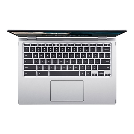 Draufsicht auf ein silbernes Laptop mit geöffnetem Bildschirm. Die Tastatur ist mit schwarzen Tasten und weißen Beschriftungen versehen. Der Touchpad befindet sich unterhalb der Tastatur.