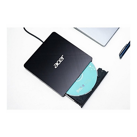 Schwarzes externes Acer DVD-Laufwerk mit eingelegter blaugrüner DVD-R auf weißem Schreibtisch.