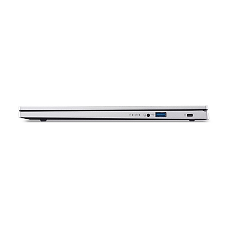 Seitenansicht eines silbernen Laptops, der auf einer weißen Oberfläche liegt. Es sind Anschlüsse, Power-Button und Lüftungsschlitze zu sehen.