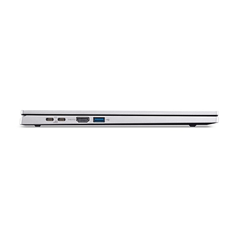 Seitenansicht eines silbernen Laptops mit Anschlüssen für USB-C, HDMI und USB-A vor weißem Hintergrund.