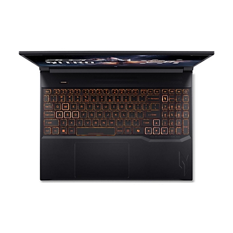 Draufsicht auf einen schwarzen Laptop mit orangefarbener Tastaturbeleuchtung, der geöffnet auf einer flachen Oberfläche liegt.