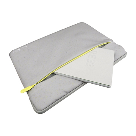Graue Laptoptasche mit gelbem Reißverschluss, aus der ein weißes Heft mit der Aufschrift Re-Cycle-Think ragt.