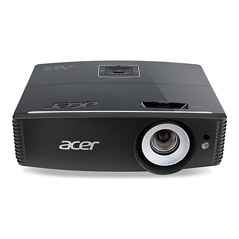 Schwarzer Acer-Beamer, Frontansicht. Das Objektiv ist links positioniert. Das Acer-Logo befindet sich unten links, oben rechts ist ein Kontrollfeld.