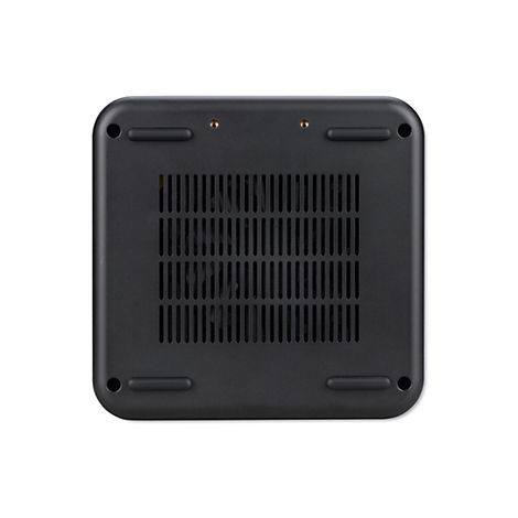 Draufsicht auf die Unterseite eines schwarzen elektronischen Geräts. Die Mitte hat Lüftungsschlitze; an den Ecken befinden sich runde Löcher und Gummifüße.