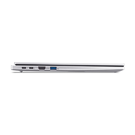 Seitenansicht eines silbernen Laptops, der flach auf einer weißen Oberfläche liegt. Sichtbar sind Anschlüsse wie HDMI und USB.