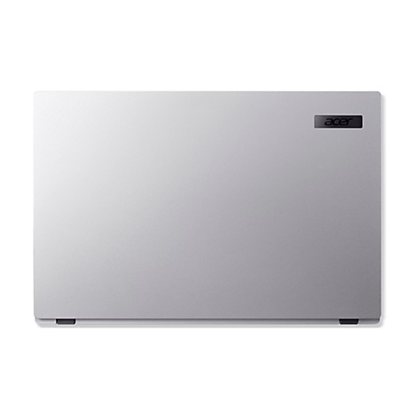 Geschlossener, silberner Acer Laptop mit mittigem Acer-Logo auf der rechten Seite, isoliert vor weißem Hintergrund.