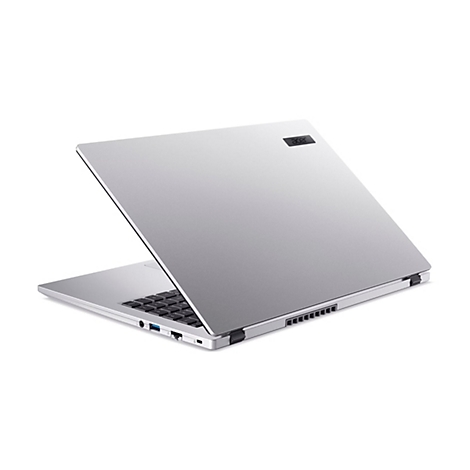 Silberner Acer Laptop, halb geöffnet auf weißem Hintergrund.