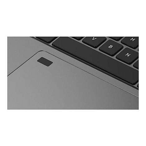 Nahaufnahme eines grauen Laptops, der Teil der Tastatur und des Touchpads zeigt. Schwarze Tasten mit Buchstaben, dunkler Hintergrund.