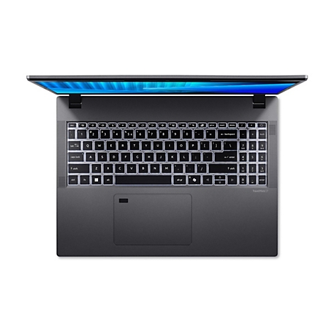 Draufsicht auf einen geöffneten Laptop mit beleuchteten Tasten, dunkelgrauem Gehäuse und weißem Hintergrund.