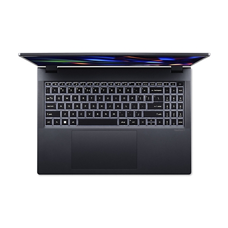 Draufsicht auf einen schwarzen Laptop, der geöffnet auf einem weißen Hintergrund liegt. Die Tastaturbeleuchtung ist aktiviert.