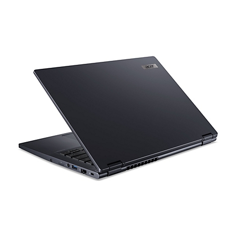 Schwarzer Laptop von Acer. Das Gerät ist teilweise geöffnet und vor weißem Hintergrund platziert. Auf der Oberseite ist ein Acer-Logo zu sehen.
