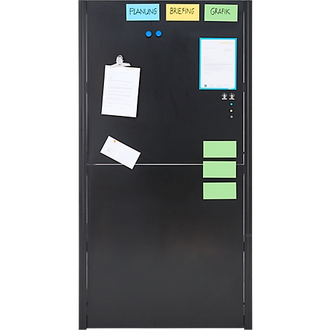 Zwart whiteboard met notities en documenten, gelabeld met 'Planning', 'Briefing' en 'Grafiek'.