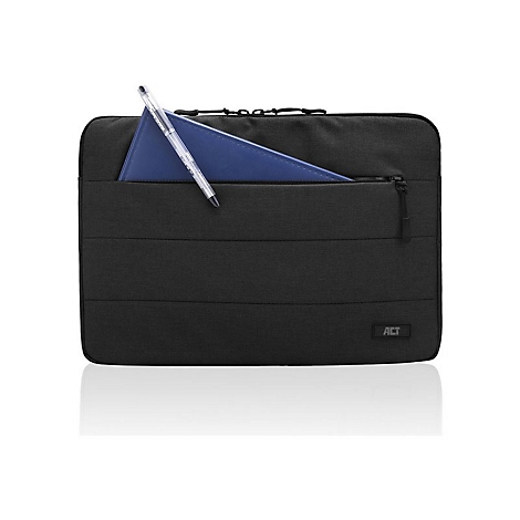 Schwarze Laptoptasche mit Fronttasche, darin ein blauer Notizblock und ein Kugelschreiber, isoliert auf Weiß.