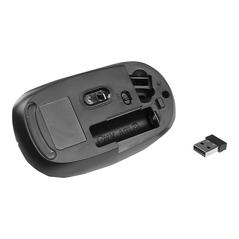 Unterseite einer schwarzen kabellosen Computermaus mit offenem Batteriefach und separat daneben liegendem USB-Empfänger.