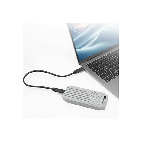 Eine graue externe SSD mit ACT-Logo ist über ein schwarzes USB-Kabel mit einem silbernen Laptop verbunden.