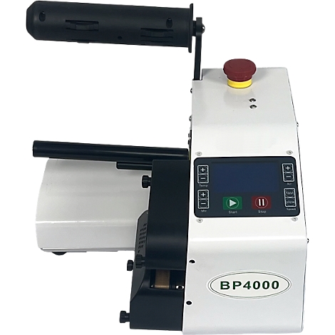 Industriële machine, witte behuizing, rode noodstopknop, display. Modelnaam BP4000.