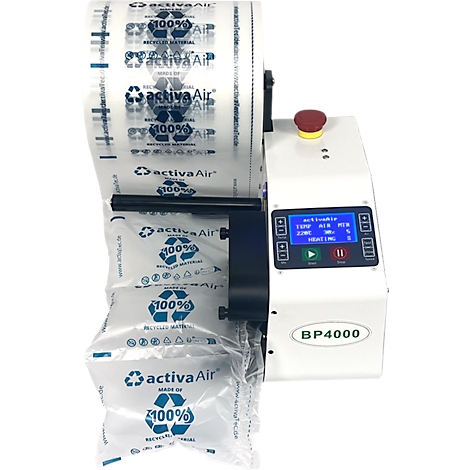 Een verpakkingsmachine gevuld met een rol gerecycled materiaal. Op het bedieningspaneel staat de tekst "activa Air".