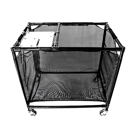 Panier à linge noir sur roulettes. Le panier a une construction à cadre métallique avec des parois en treillis et une plaque sur un côté.