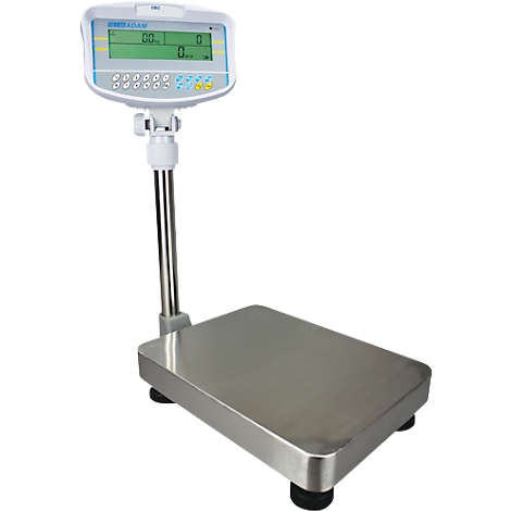 Een industriële weegschaal met display. Roestvrijstalen platform met een digitaal display met cijfers.