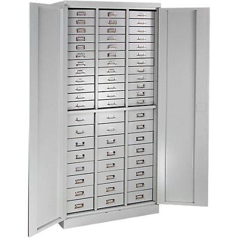 Armoire de classement grise, ouverte, avec de nombreux tiroirs. Les portes sont ouvertes.