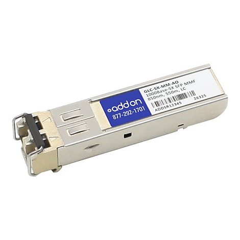 Addon SFP-Modul GLC-SX-MM-AO mit blau-weißem Aufkleber auf silbernem Metallgehäuse.